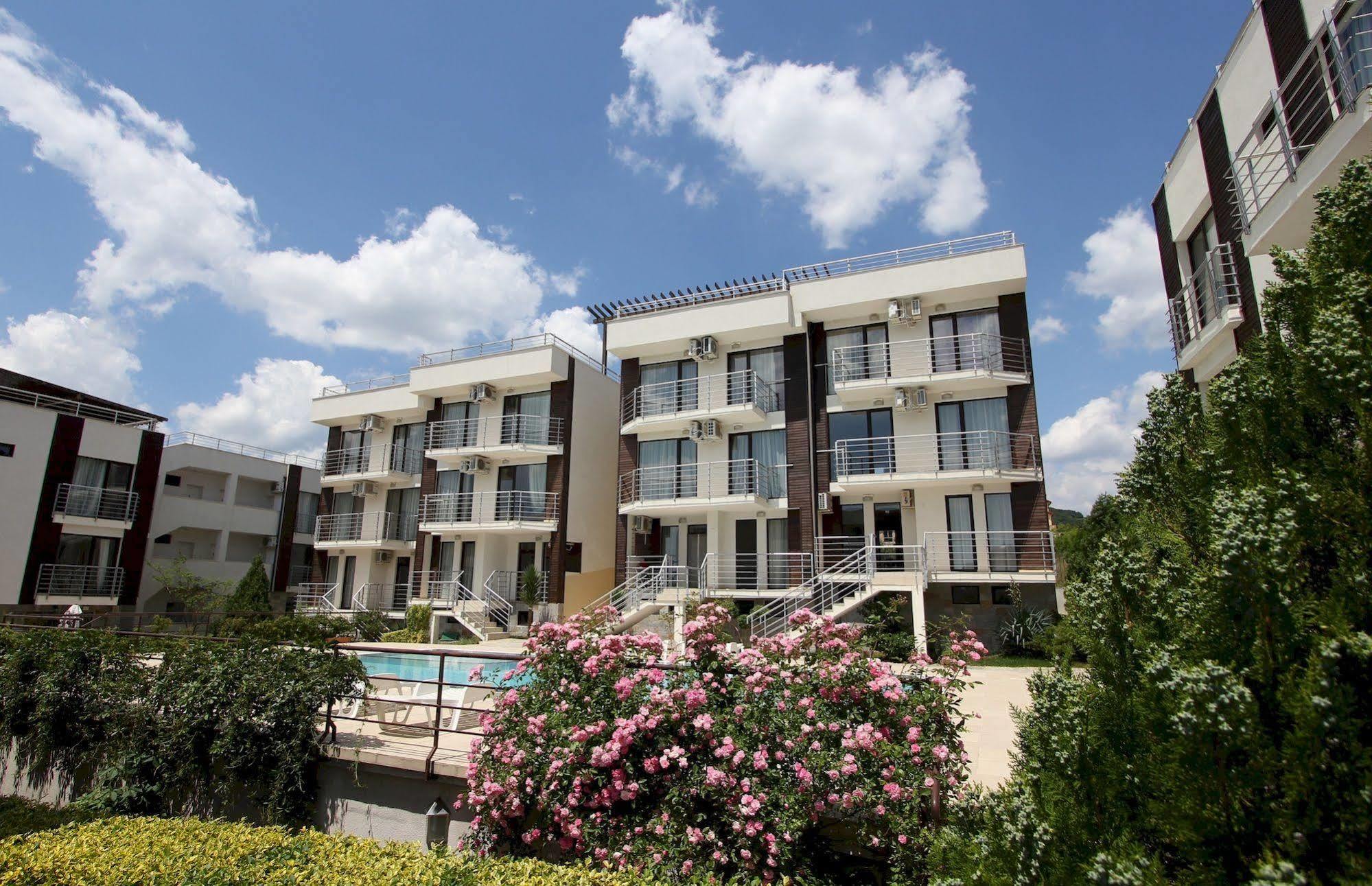 New Line Village Apartments 阳光海滩 外观 照片