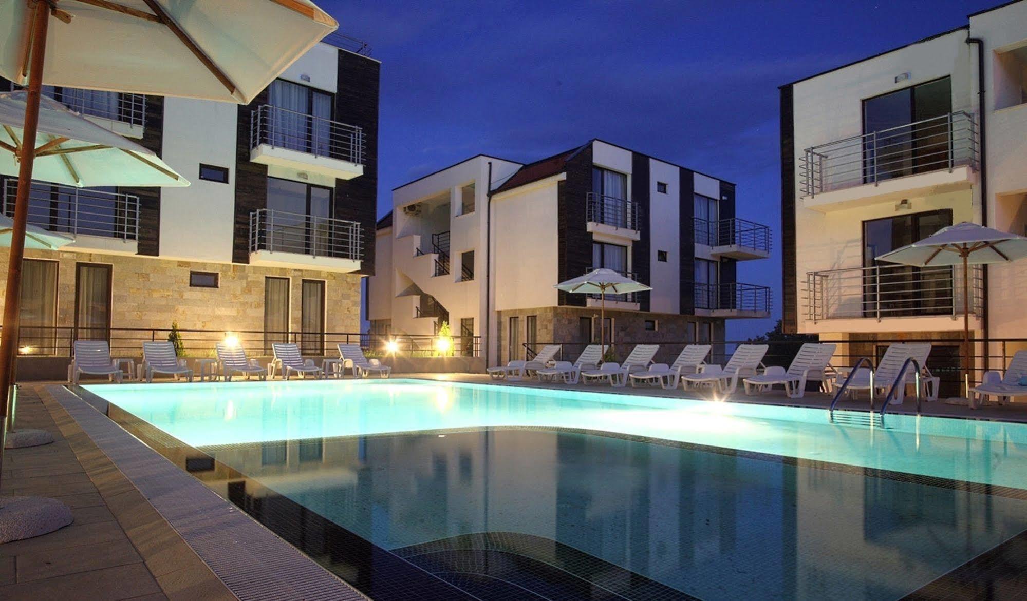 New Line Village Apartments 阳光海滩 外观 照片